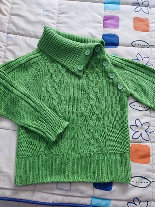 Jersey cuello vuelto verde.