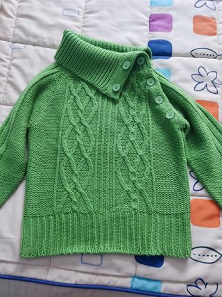 Jersey cuello vuelto verde.