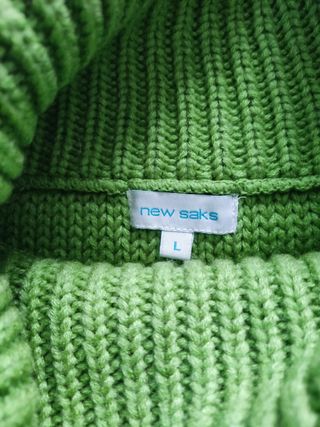 Jersey cuello vuelto verde.