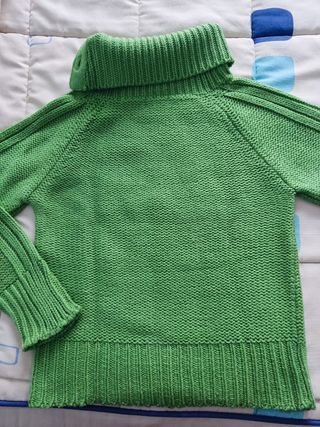Jersey cuello vuelto verde.