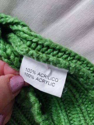 Jersey cuello vuelto verde.