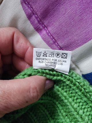 Jersey cuello vuelto verde.