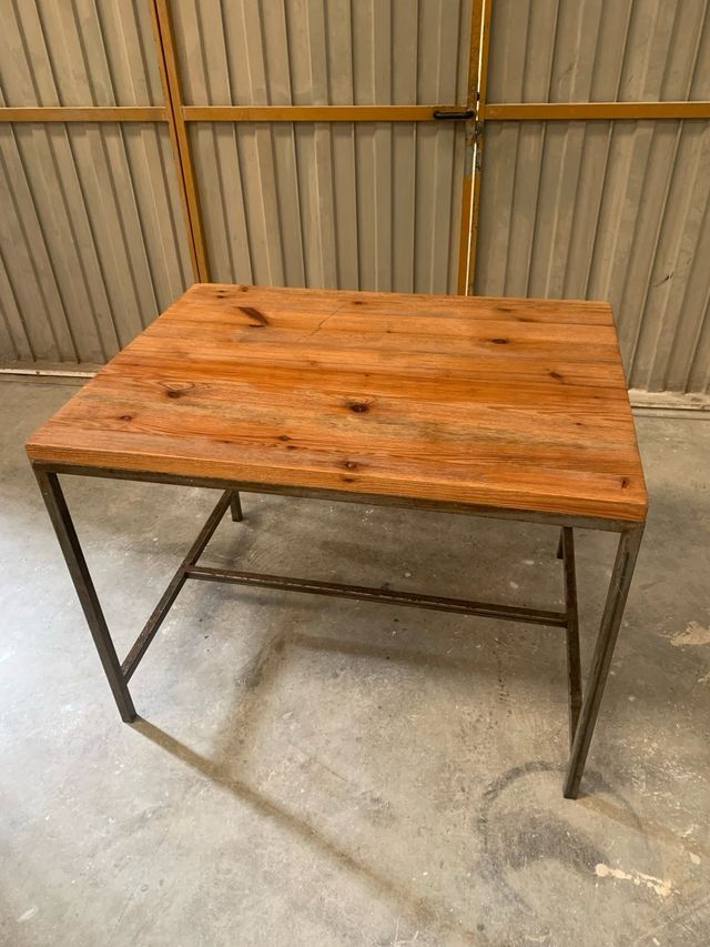 Mesa de madera y metal