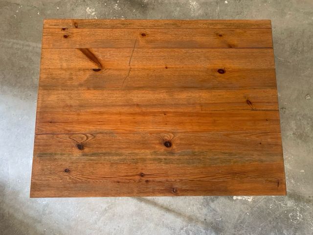 Mesa de madera y metal