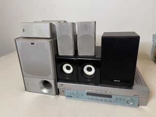 Home cinema con altavoces y subwoofer