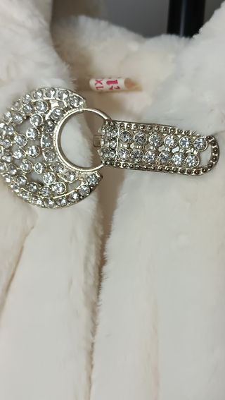 Pelliccia con cappuccio bianco neve