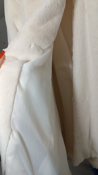 Pelliccia con cappuccio bianco neve