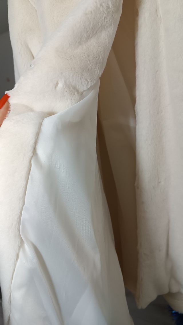 Pelliccia con cappuccio bianco neve