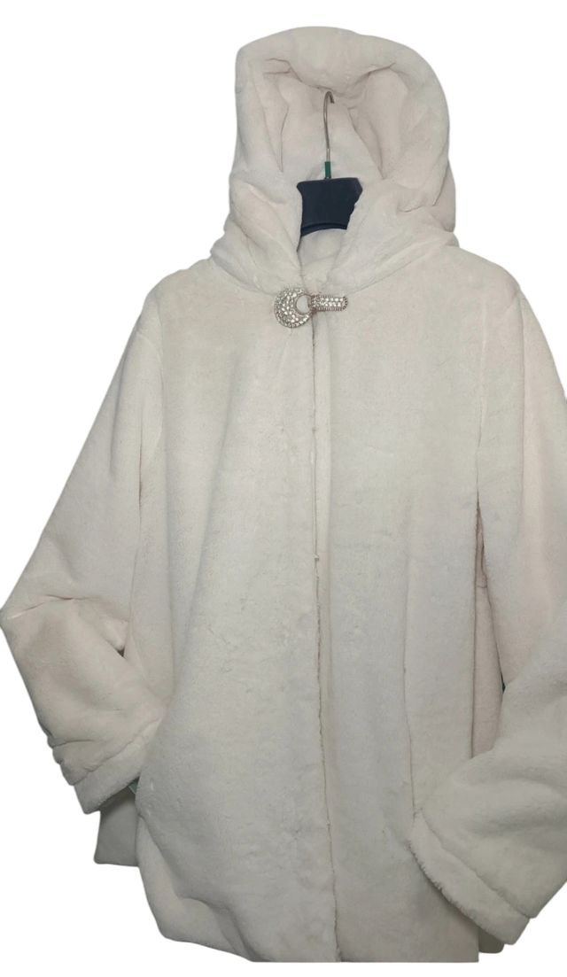 Pelliccia con cappuccio bianco neve