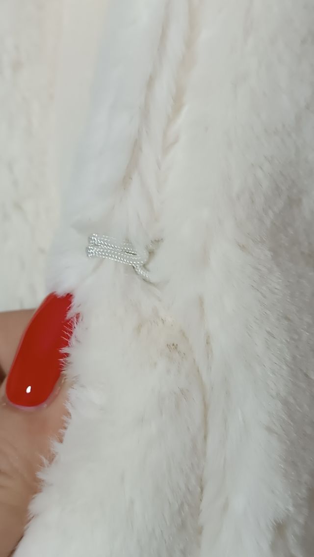 Pelliccia con cappuccio bianco neve