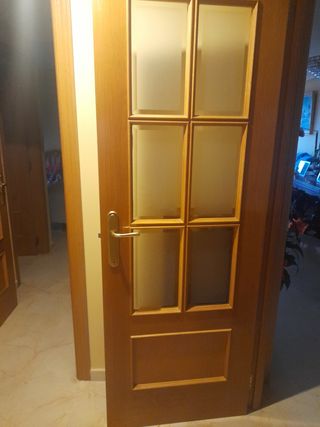 Puerta de interior de madera con cristal