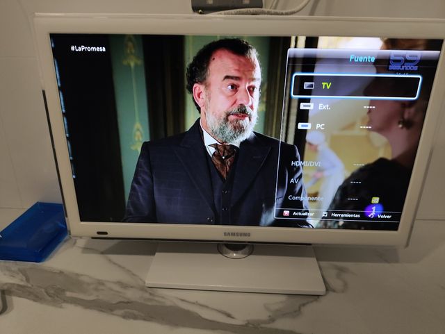 Smart TV Samsung blanca 22"