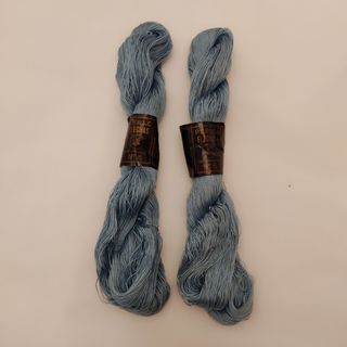 Hilo de perlé de algodón azul. 100 gr