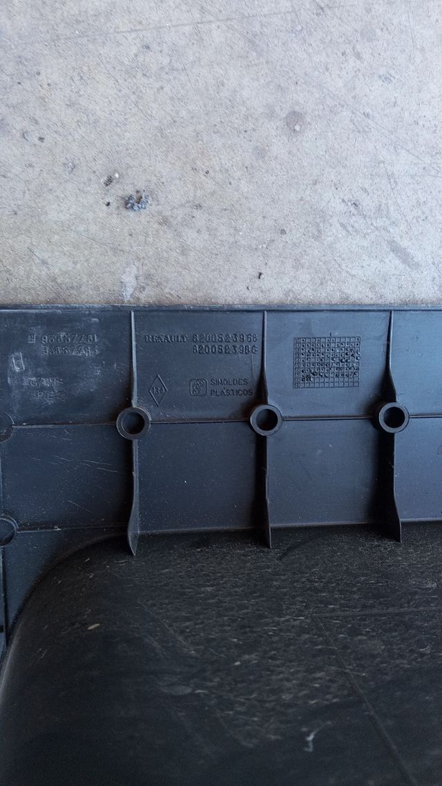 8200523968 PLASTICO MOLDURA REPOSA PIES RENAULT