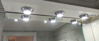 Mueble de baño, lavabo, espejo y focos.