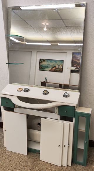 Mueble de baño, lavabo, espejo y focos.