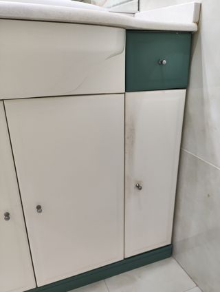 Mueble de baño, lavabo, espejo y focos.