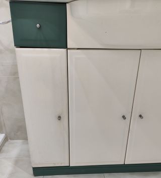 Mueble de baño, lavabo, espejo y focos.