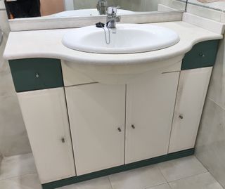 Mueble de baño, lavabo, espejo y focos.