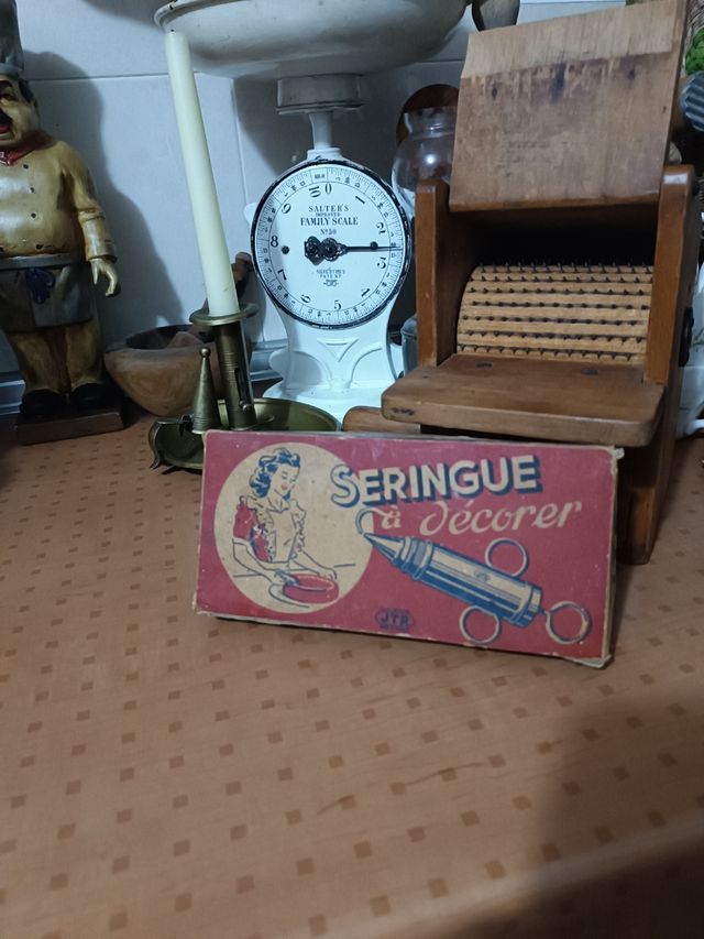 Antigua jeringa decorada francesa