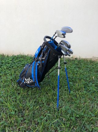 Bolsa y palos de golf de niño