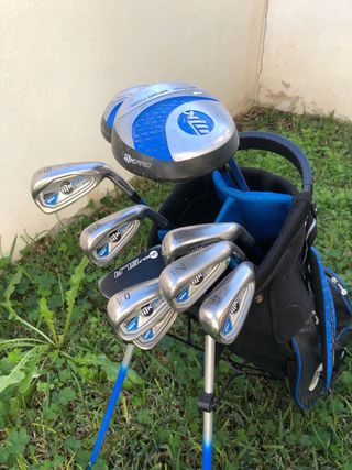 Bolsa y palos de golf de niño