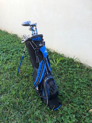 Bolsa y palos de golf de niño