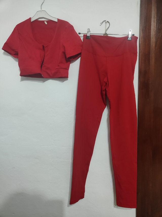 deportivo leggins y chaqueta rojo