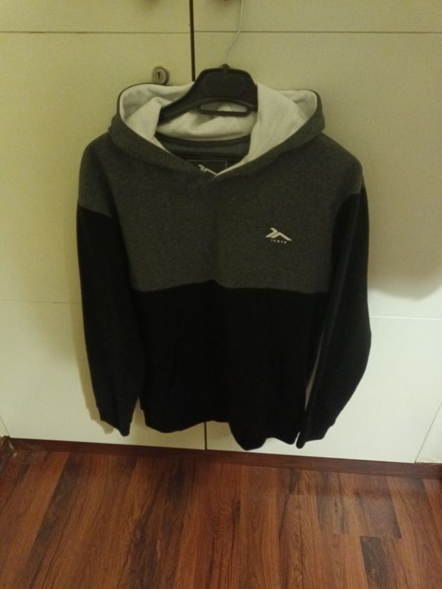 Sudadera niño gris y negra con capucha