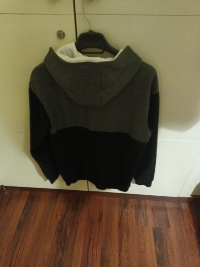 Sudadera niño gris y negra con capucha