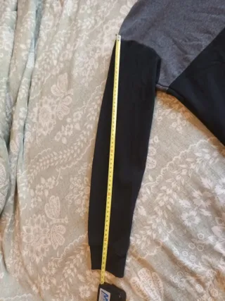 Sudadera niño gris y negra con capucha