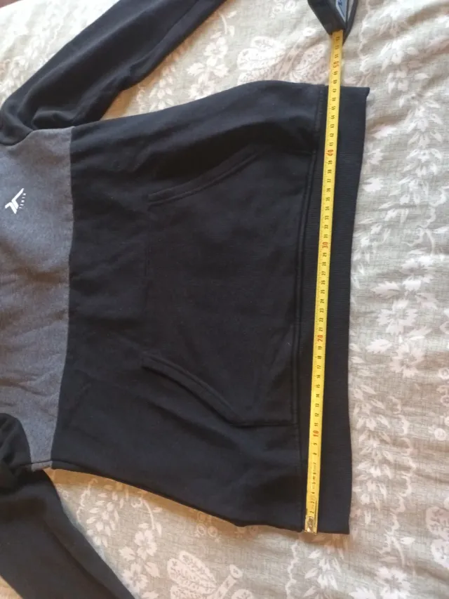 Sudadera niño gris y negra con capucha