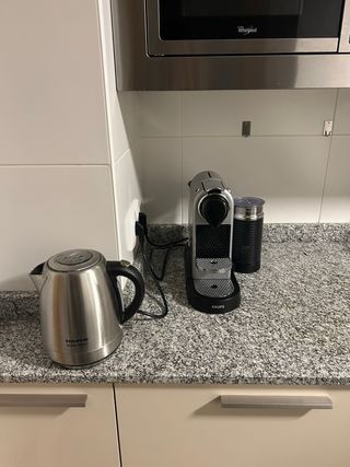 Cafetera Nespresso con espumador de leche