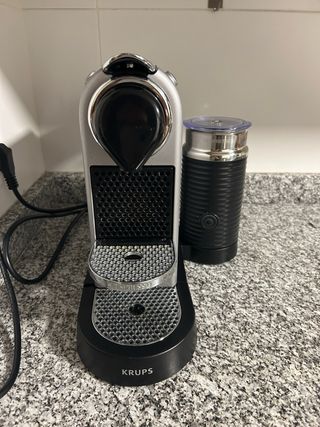 Cafetera Nespresso con espumador de leche