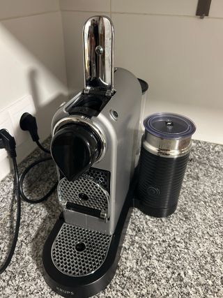 Cafetera Nespresso con espumador de leche