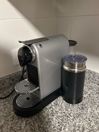 Cafetera Nespresso con espumador de leche