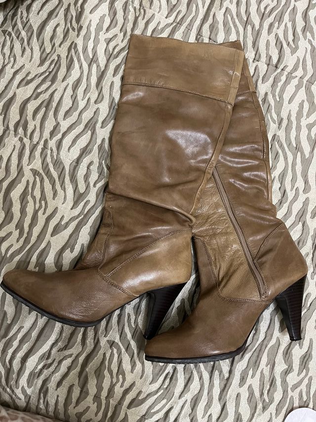 Botas marrones de piel con tacon . Muy buen estado