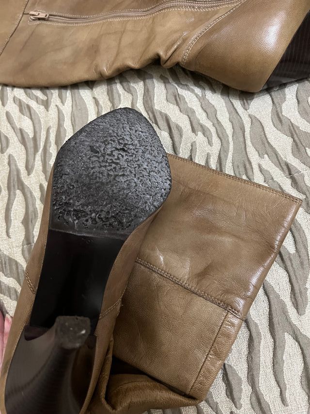 Botas marrones de piel con tacon . Muy buen estado