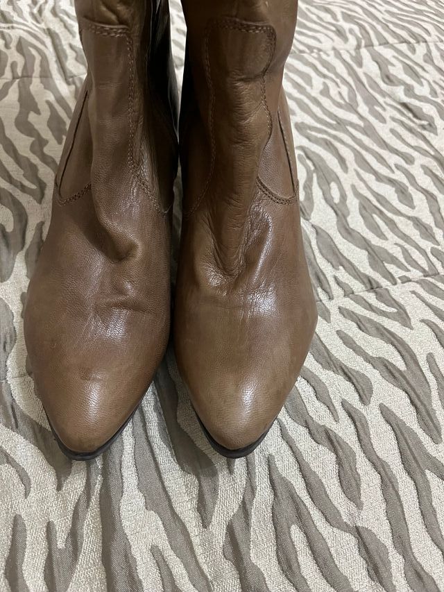 Botas marrones de piel con tacon . Muy buen estado
