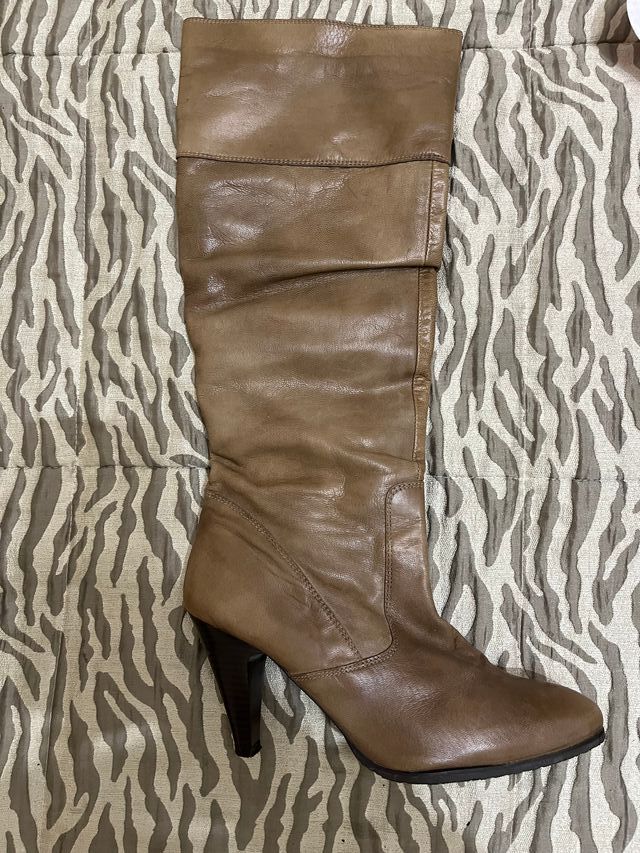 Botas marrones de piel con tacon . Muy buen estado