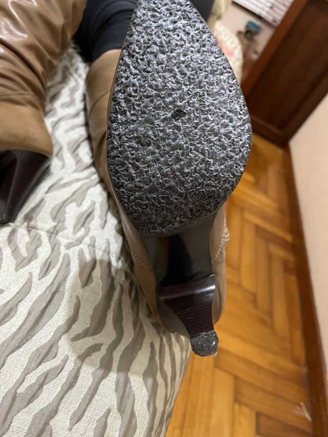 Botas marrones de piel con tacon . Muy buen estado