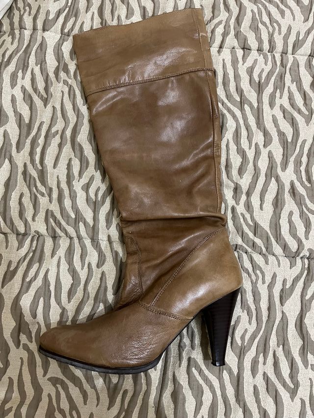 Botas marrones de piel con tacon . Muy buen estado
