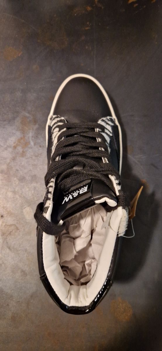 Nuove scarpe da ginnastica