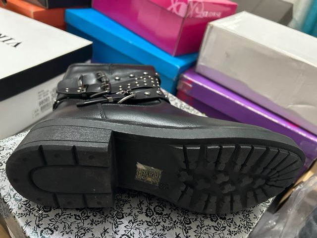 Botas bajas negra con tachuelas