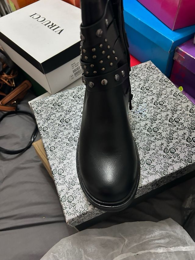 Botas bajas negra con tachuelas