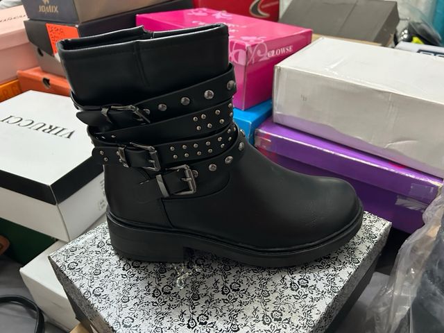 Botas bajas negra con tachuelas