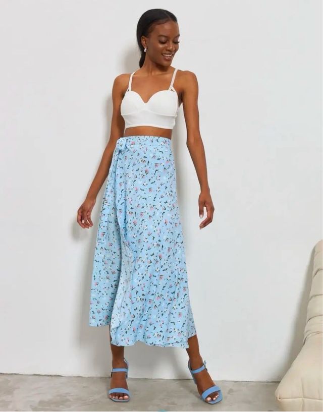 Falda cruzada con abertura