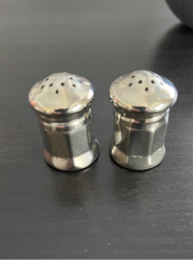 Pareja saleros pequeños