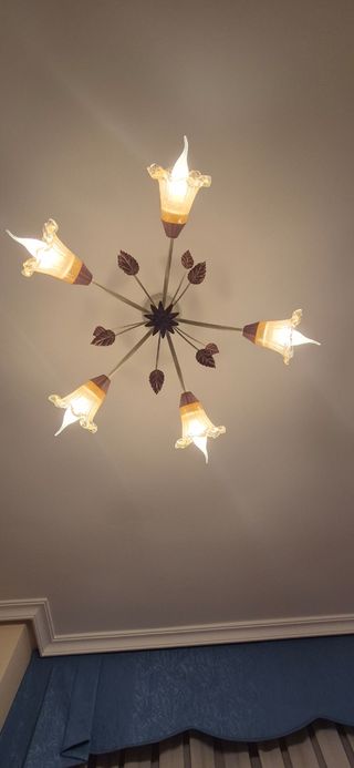 Lampara de techo flor rosa. Esta ya desmontada