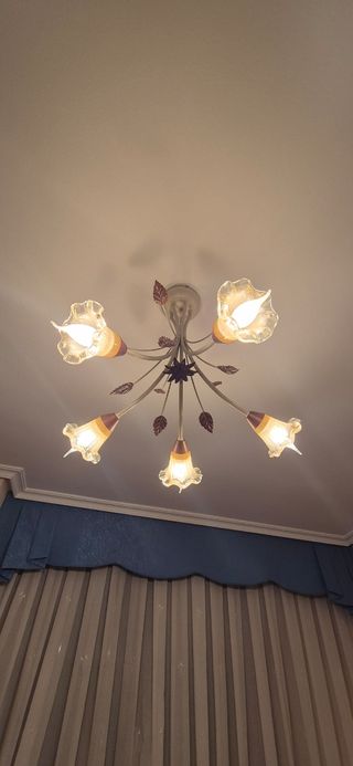 Lampara de techo flor rosa. Esta ya desmontada